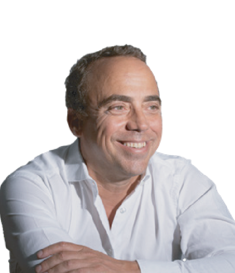 Retrato de Pedro Fonseca sorrindo, de camisa branca